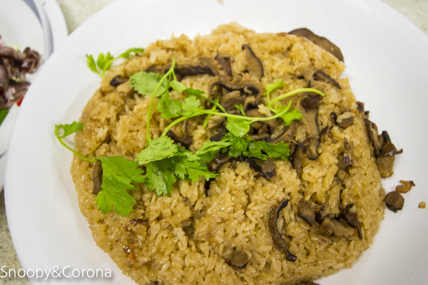 【新北市景點】貢寮景點|九孔養殖體驗|嘉邑海鮮小館~餵食九孔體驗、品嚐炙燒九孔,澳底大啖現流海鮮