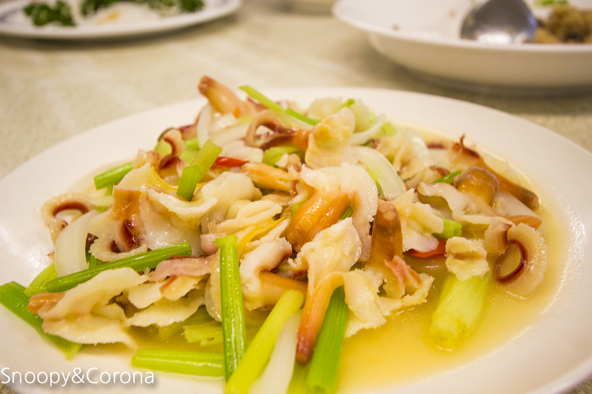 【新北市景點】貢寮景點|九孔養殖體驗|嘉邑海鮮小館~餵食九孔體驗、品嚐炙燒九孔,澳底大啖現流海鮮