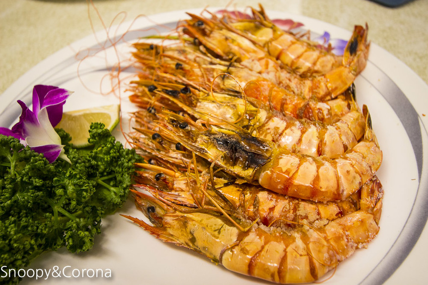 【新北市景點】貢寮景點|九孔養殖體驗|嘉邑海鮮小館~餵食九孔體驗、品嚐炙燒九孔,澳底大啖現流海鮮