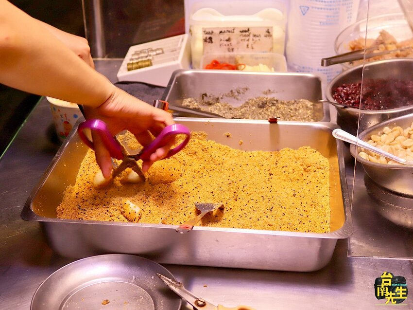 台南麻糬冰／只有夜市吃得到／純糯米手工製作／當天現煮配料不賣隔夜貨／限量供應晚來吃無／老饕才知道的隱藏版點法／麻糬控一吃就愛上