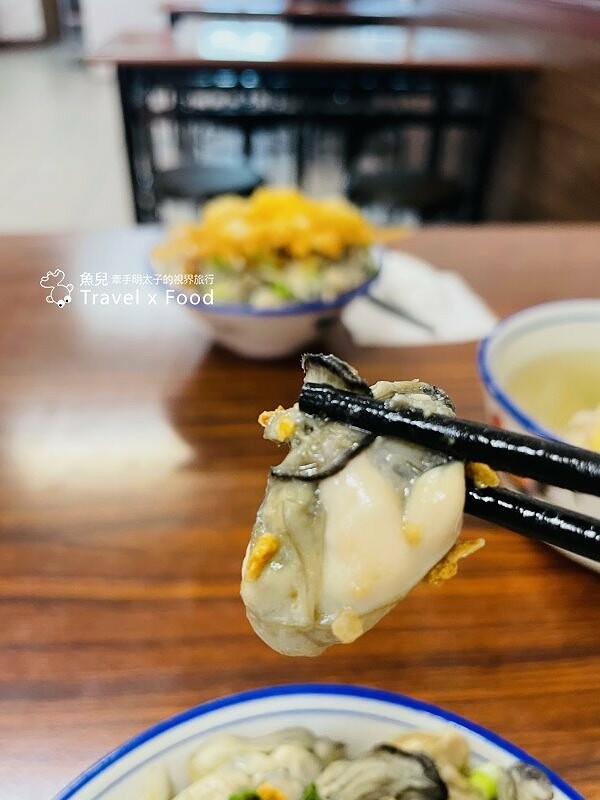 滿到快溢出的鮮蚵魯肉飯,料多味美誠意十足!市區裡的好味道~黑點師魯肉飯