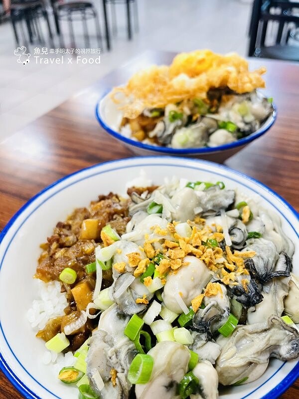 滿到快溢出的鮮蚵魯肉飯,料多味美誠意十足!市區裡的好味道~黑點師魯肉飯