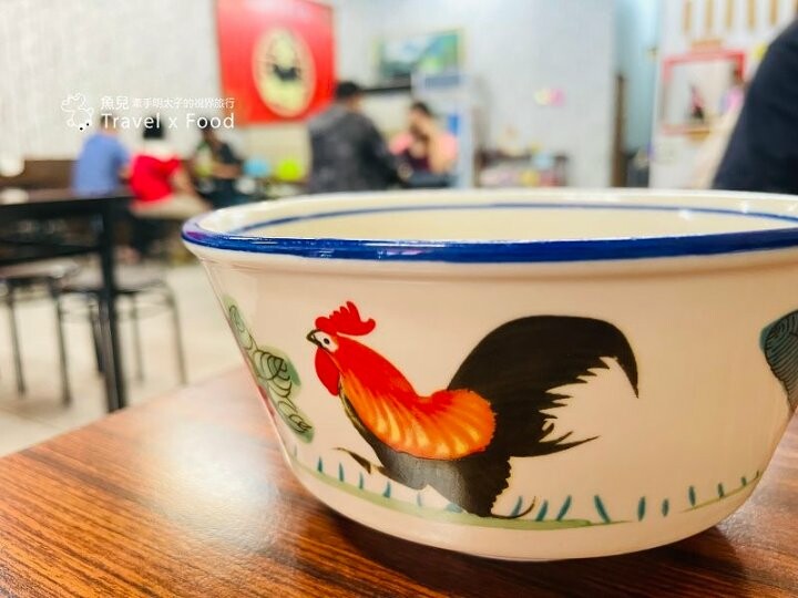 滿到快溢出的鮮蚵魯肉飯,料多味美誠意十足!市區裡的好味道~黑點師魯肉飯