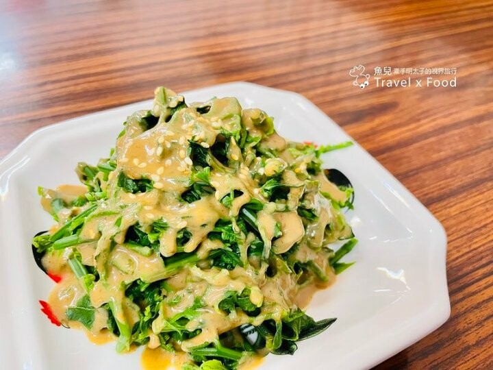 滿到快溢出的鮮蚵魯肉飯,料多味美誠意十足!市區裡的好味道~黑點師魯肉飯