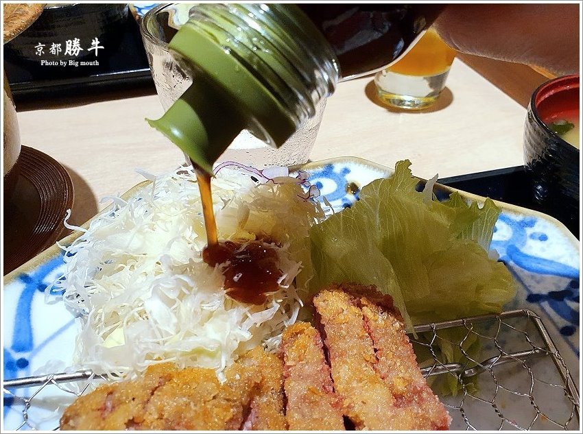 【桃園美食】京都勝牛．外酥內嫩、吃法多元的炸牛排在台茂也吃得到!