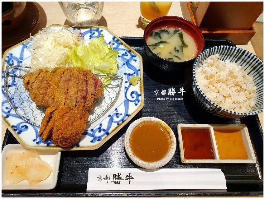【桃園美食】京都勝牛．外酥內嫩、吃法多元的炸牛排在台茂也吃得到!