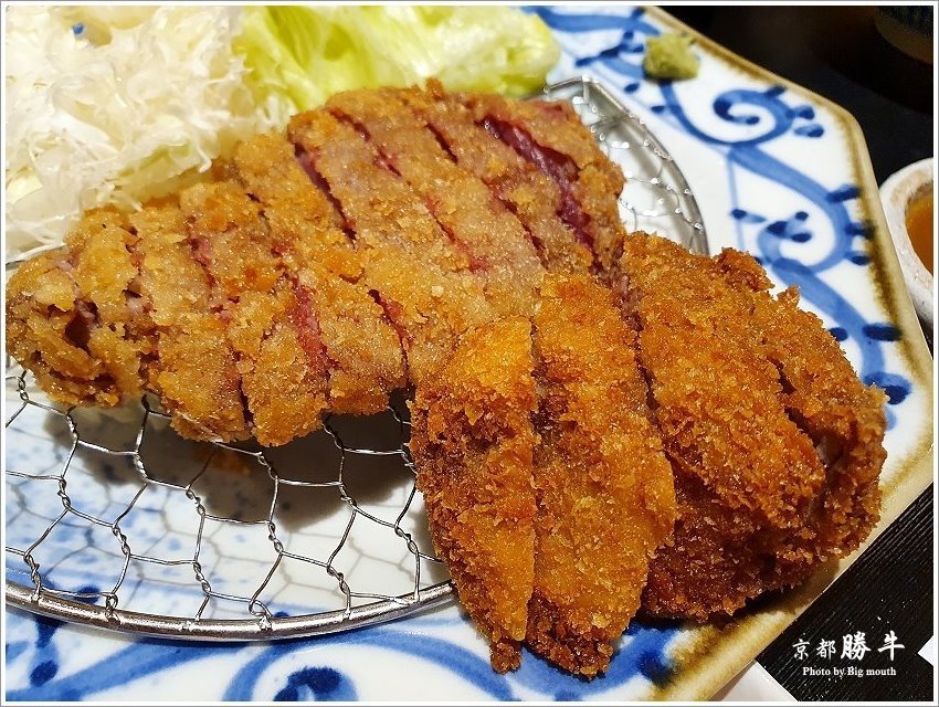 【桃園美食】京都勝牛．外酥內嫩、吃法多元的炸牛排在台茂也吃得到!