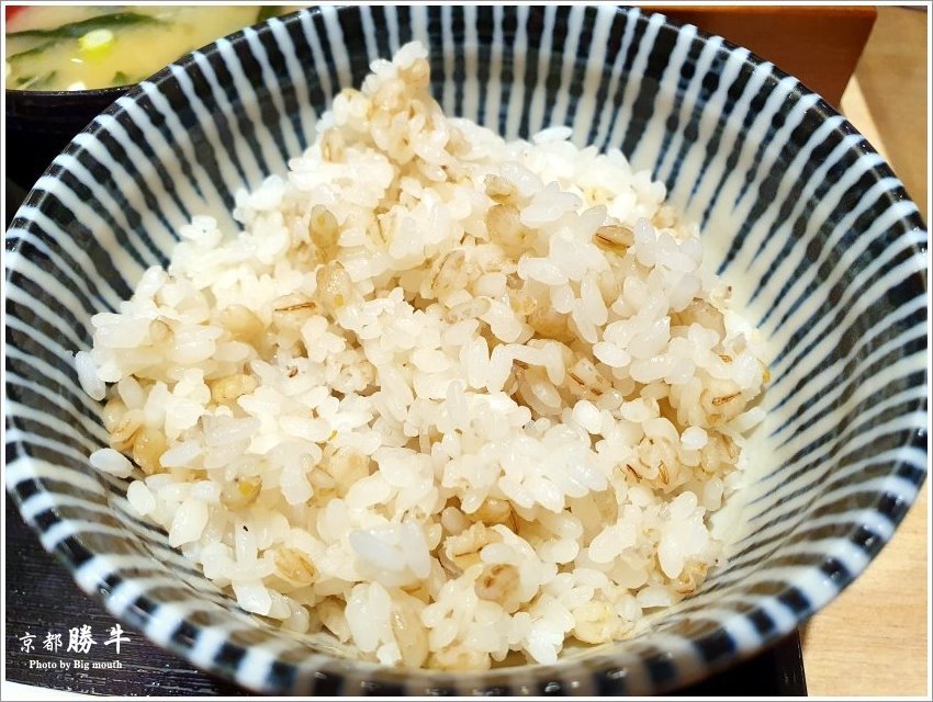 【桃園美食】京都勝牛．外酥內嫩、吃法多元的炸牛排在台茂也吃得到!