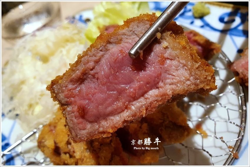 【桃園美食】京都勝牛．外酥內嫩、吃法多元的炸牛排在台茂也吃得到!