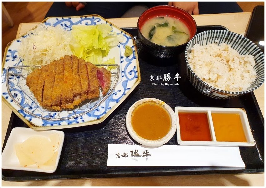 【桃園美食】京都勝牛．外酥內嫩、吃法多元的炸牛排在台茂也吃得到!