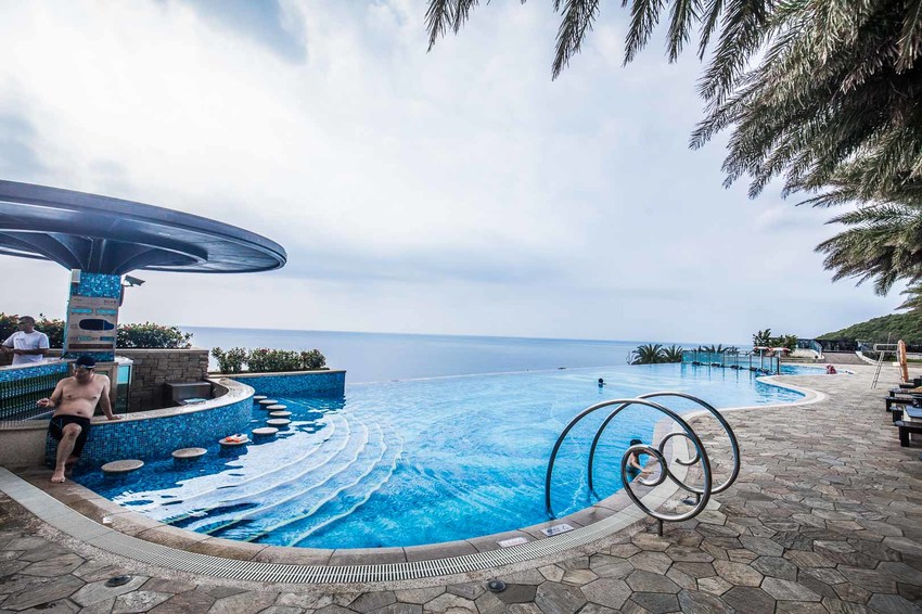 [屏東住宿]墾丁住宿推薦，一生必來一次，拍到手軟，墾丁最美無邊際泳池！墾丁H會館