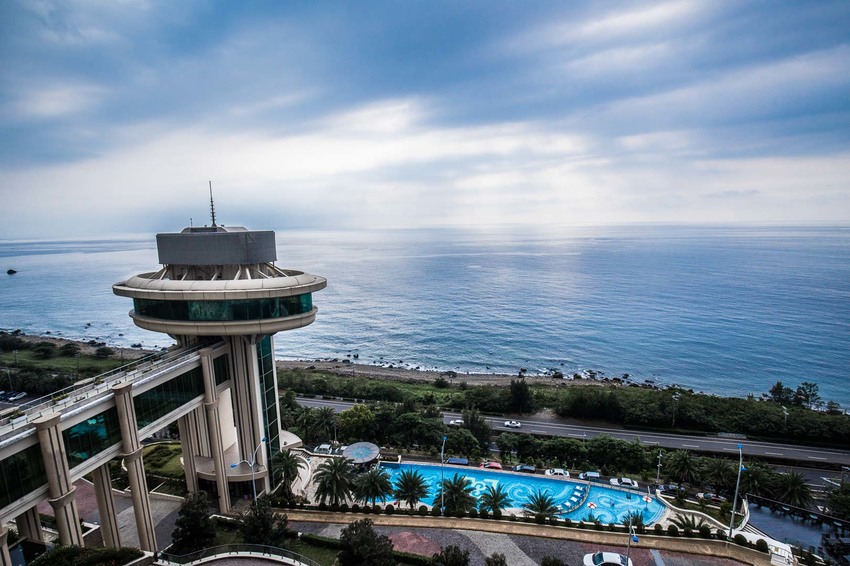 [屏東住宿]墾丁住宿推薦，一生必來一次，拍到手軟，墾丁最美無邊際泳池！墾丁H會館