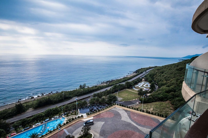 [屏東住宿]墾丁住宿推薦，一生必來一次，拍到手軟，墾丁最美無邊際泳池！墾丁H會館