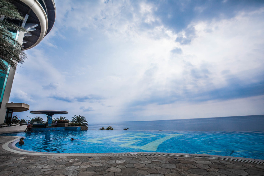 [屏東住宿]墾丁住宿推薦，一生必來一次，拍到手軟，墾丁最美無邊際泳池！墾丁H會館