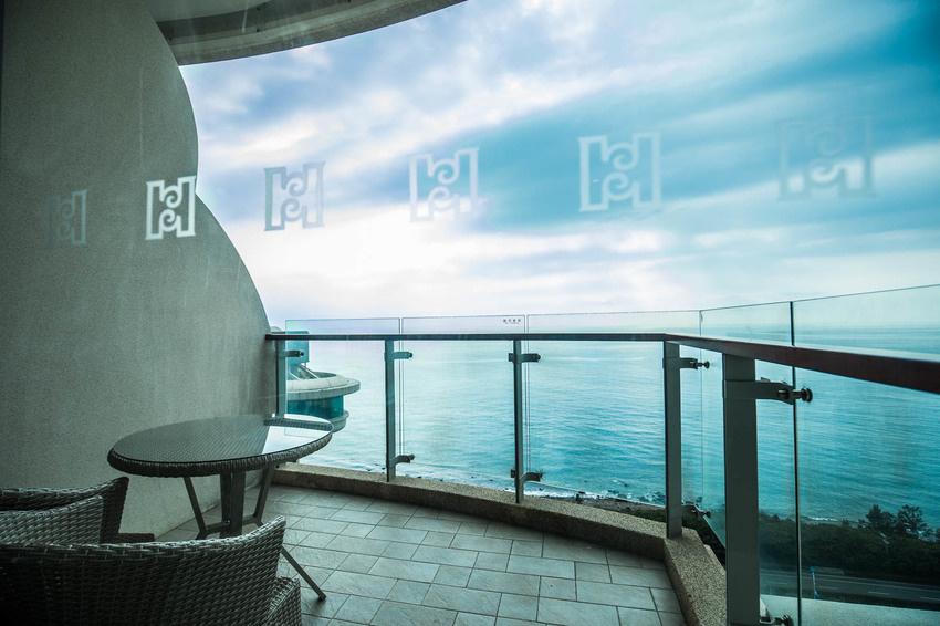 [屏東住宿]墾丁住宿推薦，一生必來一次，拍到手軟，墾丁最美無邊際泳池！墾丁H會館