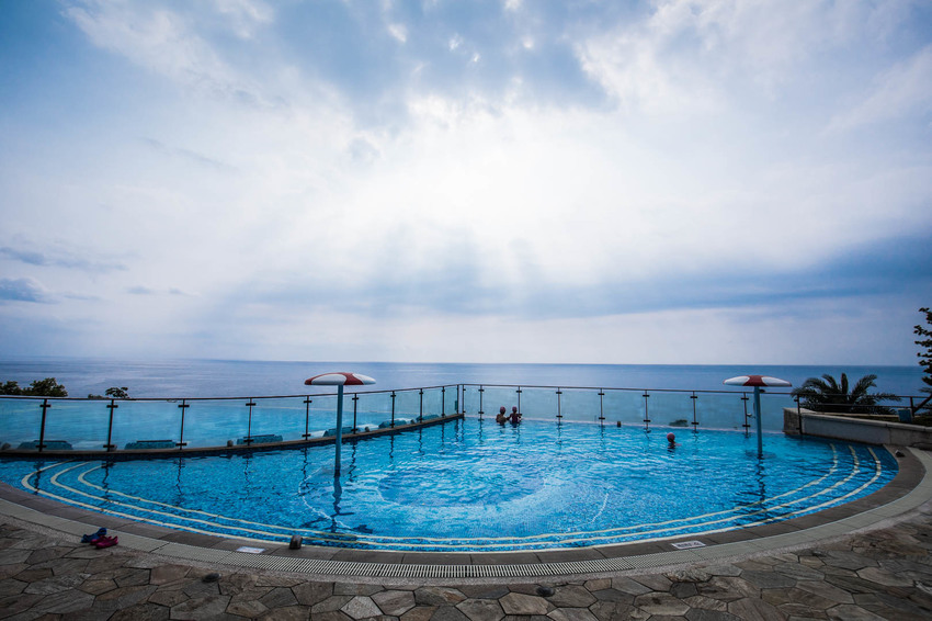 [屏東住宿]墾丁住宿推薦，一生必來一次，拍到手軟，墾丁最美無邊際泳池！墾丁H會館