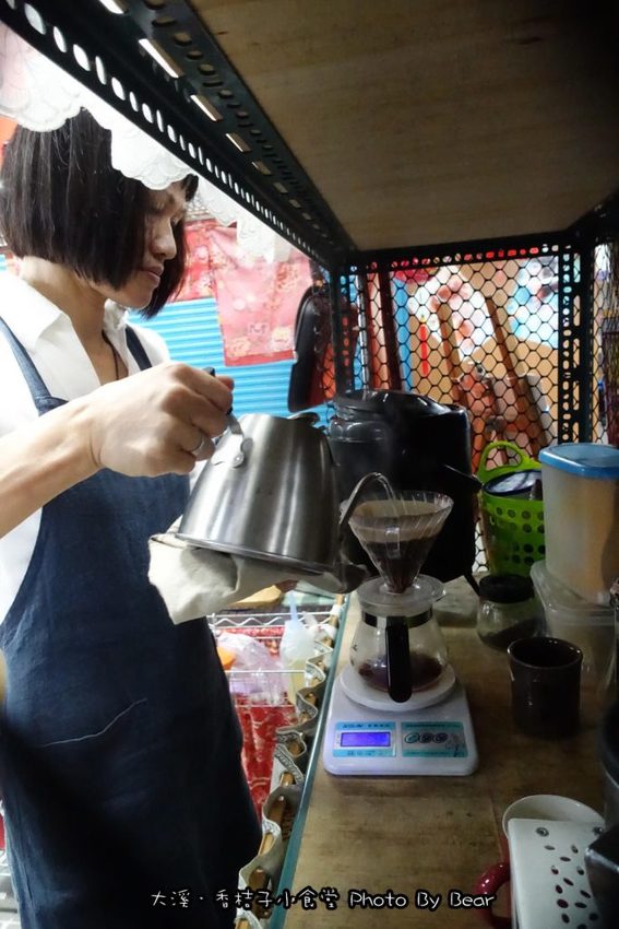 【大溪】「香桔子小食堂．隱藏版的簡單樸實好滋味(手沖咖啡/輕食/法式厚片吐司/週間選食/二手物/多目標體育館內/近賴媽媽豆花)」