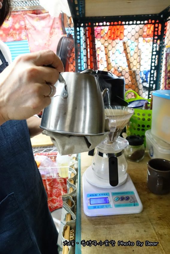 【大溪】「香桔子小食堂．隱藏版的簡單樸實好滋味(手沖咖啡/輕食/法式厚片吐司/週間選食/二手物/多目標體育館內/近賴媽媽豆花)」