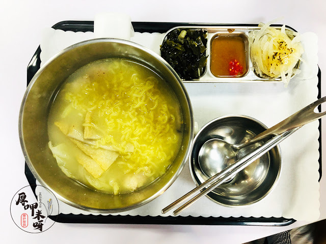 【厚呷米呀│新北中和】 ~香味四起~蒜味雞湯個人鍋套餐 正!!午夜場/只賣不添加奇怪調味料的蒜味雞湯個人套餐/雞湯熬煮10小時以上可選蒜味濃度/小菜有韓式作風/三種蔬菜+醬油膏+香油調製特製沾醬