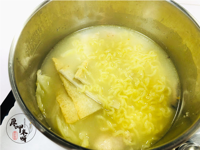 【厚呷米呀│新北中和】 ~香味四起~蒜味雞湯個人鍋套餐 正!!午夜場/只賣不添加奇怪調味料的蒜味雞湯個人套餐/雞湯熬煮10小時以上可選蒜味濃度/小菜有韓式作風/三種蔬菜+醬油膏+香油調製特製沾醬