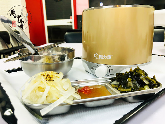 【厚呷米呀│新北中和】 ~香味四起~蒜味雞湯個人鍋套餐 正!!午夜場/只賣不添加奇怪調味料的蒜味雞湯個人套餐/雞湯熬煮10小時以上可選蒜味濃度/小菜有韓式作風/三種蔬菜+醬油膏+香油調製特製沾醬