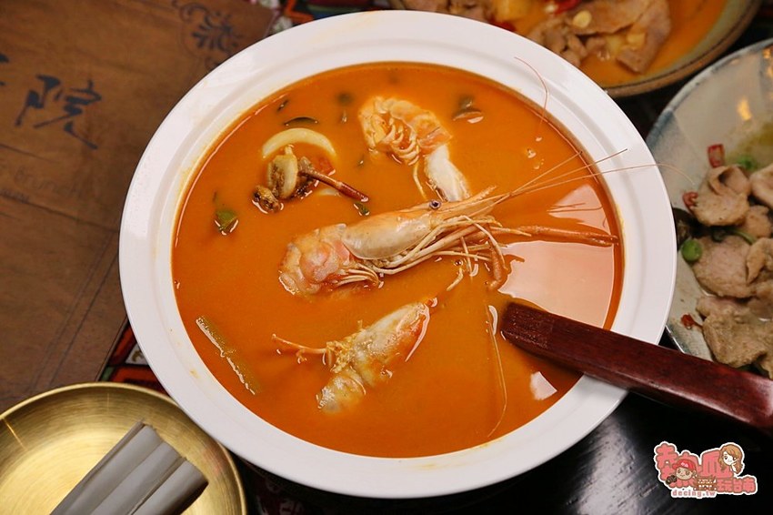 【台南美食】台南最浮誇的泰式料理店，親愛的我把整個泰國都搬來台南了：Nest de 后院泰式餐廳 - 熱血玩台南。跳躍新世界