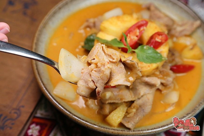 【台南美食】台南最浮誇的泰式料理店，親愛的我把整個泰國都搬來台南了：Nest de 后院泰式餐廳 - 熱血玩台南。跳躍新世界