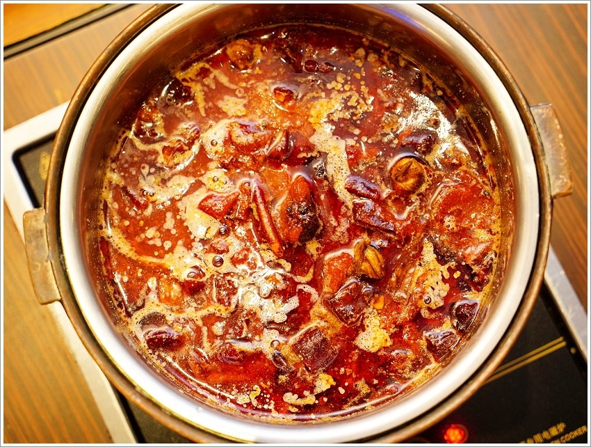 【五股美食】菊芊會館．超浮誇鍋物、桌菜宴席料理，邊吃火鍋邊唱歌的包廂式服務!