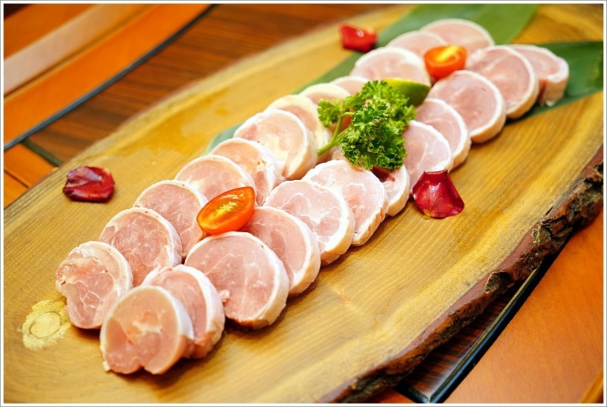 【五股美食】菊芊會館．超浮誇鍋物、桌菜宴席料理，邊吃火鍋邊唱歌的包廂式服務!