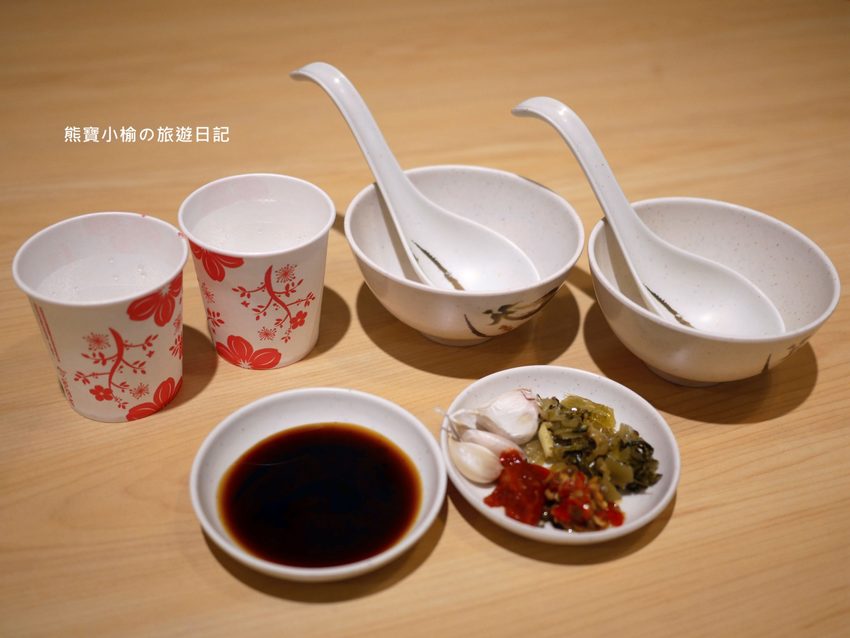 竹北光明一路東家製麵麵食館,新竹超平價牛肉麵只要135元起,還有手工現做蔥油餅、高麗菜水餃、韭菜水餃! 內文附詳細菜單。 @熊寶小榆の旅遊日記