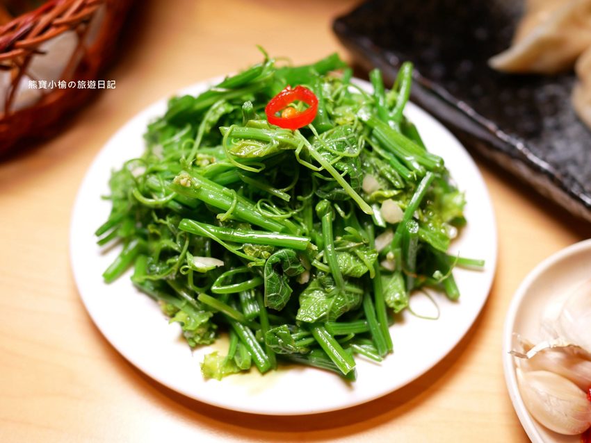 竹北光明一路東家製麵麵食館,新竹超平價牛肉麵只要135元起,還有手工現做蔥油餅、高麗菜水餃、韭菜水餃! 內文附詳細菜單。 @熊寶小榆の旅遊日記