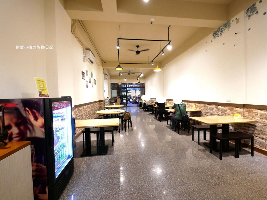 竹北光明一路東家製麵麵食館,新竹超平價牛肉麵只要135元起,還有手工現做蔥油餅、高麗菜水餃、韭菜水餃! 內文附詳細菜單。 @熊寶小榆の旅遊日記