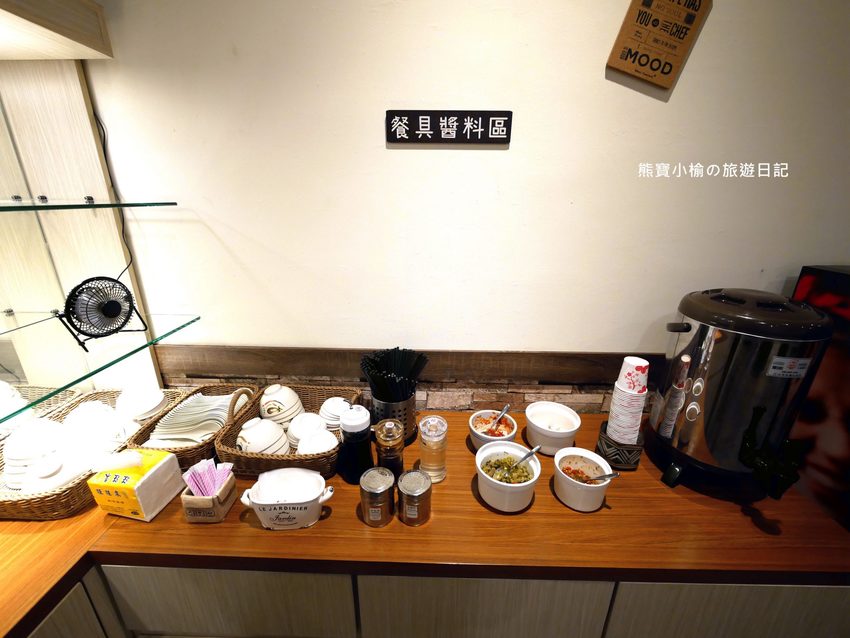 竹北光明一路東家製麵麵食館,新竹超平價牛肉麵只要135元起,還有手工現做蔥油餅、高麗菜水餃、韭菜水餃! 內文附詳細菜單。 @熊寶小榆の旅遊日記