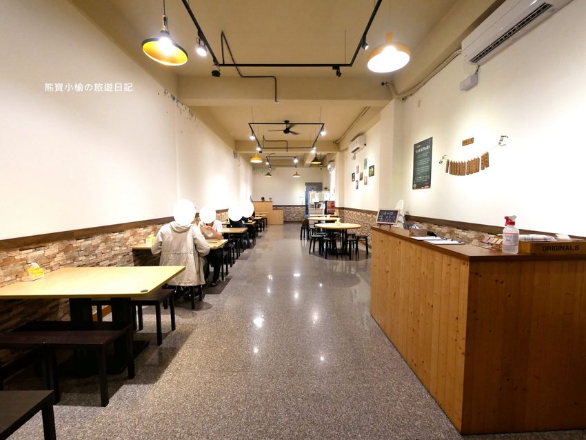 竹北光明一路東家製麵麵食館,新竹超平價牛肉麵只要135元起,還有手工現做蔥油餅、高麗菜水餃、韭菜水餃! 內文附詳細菜單。 @熊寶小榆の旅遊日記