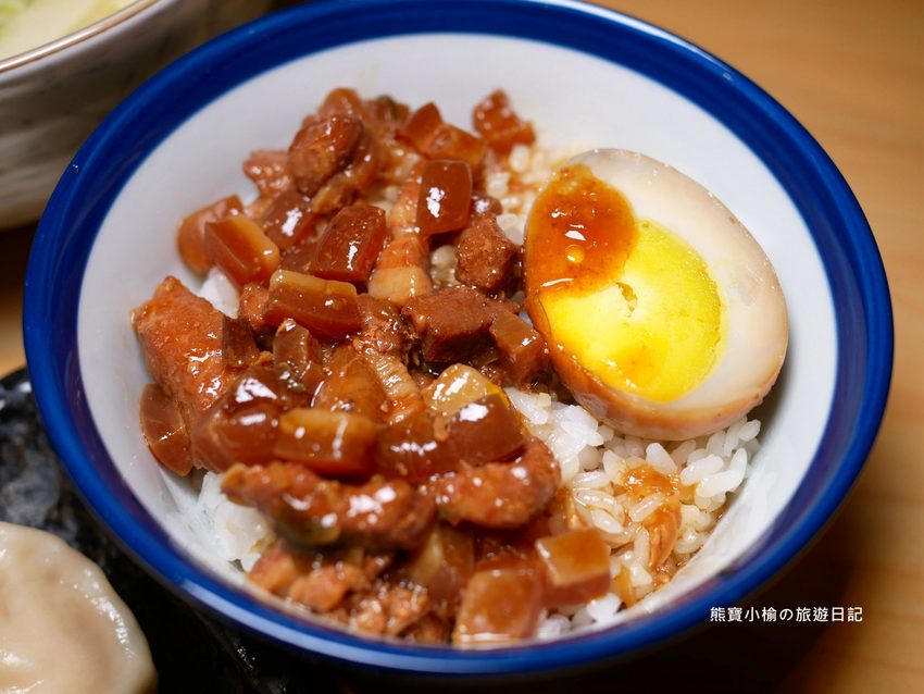 竹北光明一路東家製麵麵食館,新竹超平價牛肉麵只要135元起,還有手工現做蔥油餅、高麗菜水餃、韭菜水餃! 內文附詳細菜單。 @熊寶小榆の旅遊日記