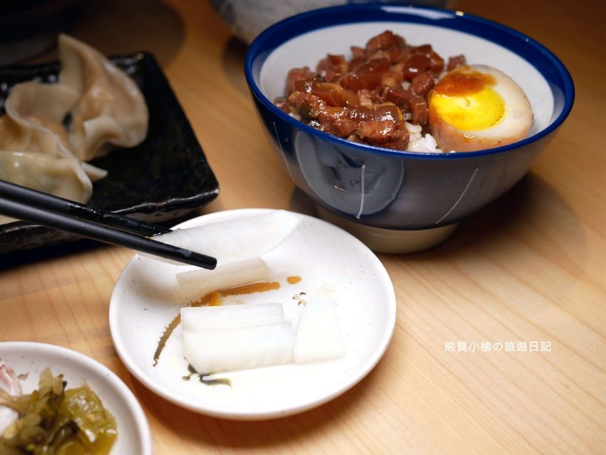 竹北光明一路東家製麵麵食館,新竹超平價牛肉麵只要135元起,還有手工現做蔥油餅、高麗菜水餃、韭菜水餃! 內文附詳細菜單。 @熊寶小榆の旅遊日記