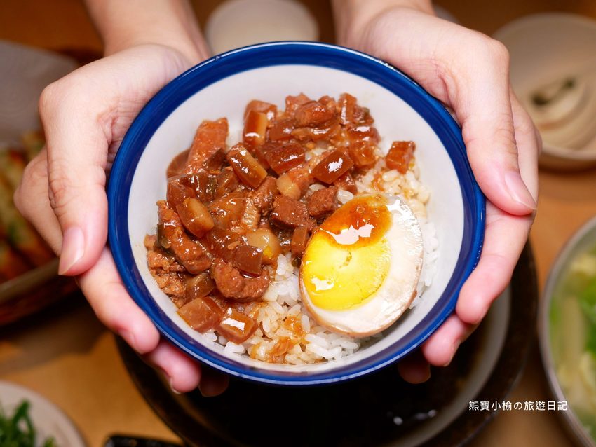 竹北光明一路東家製麵麵食館,新竹超平價牛肉麵只要135元起,還有手工現做蔥油餅、高麗菜水餃、韭菜水餃! 內文附詳細菜單。 @熊寶小榆の旅遊日記