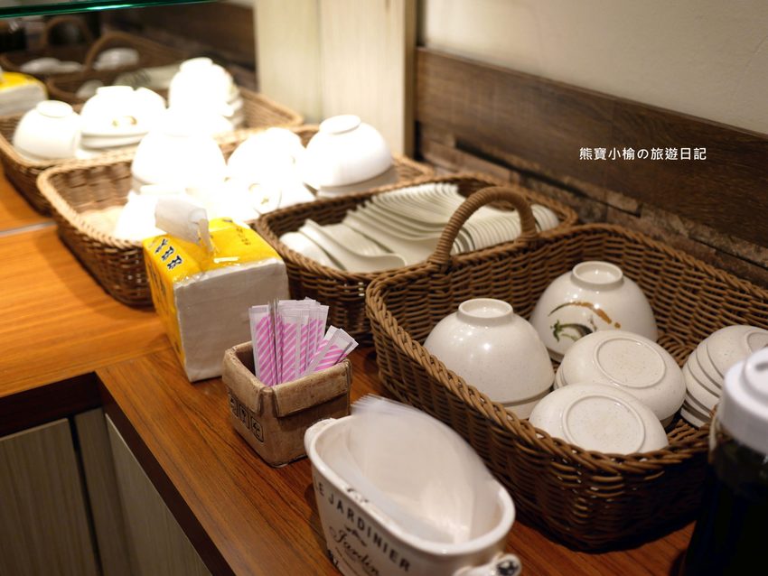 竹北光明一路東家製麵麵食館,新竹超平價牛肉麵只要135元起,還有手工現做蔥油餅、高麗菜水餃、韭菜水餃! 內文附詳細菜單。 @熊寶小榆の旅遊日記