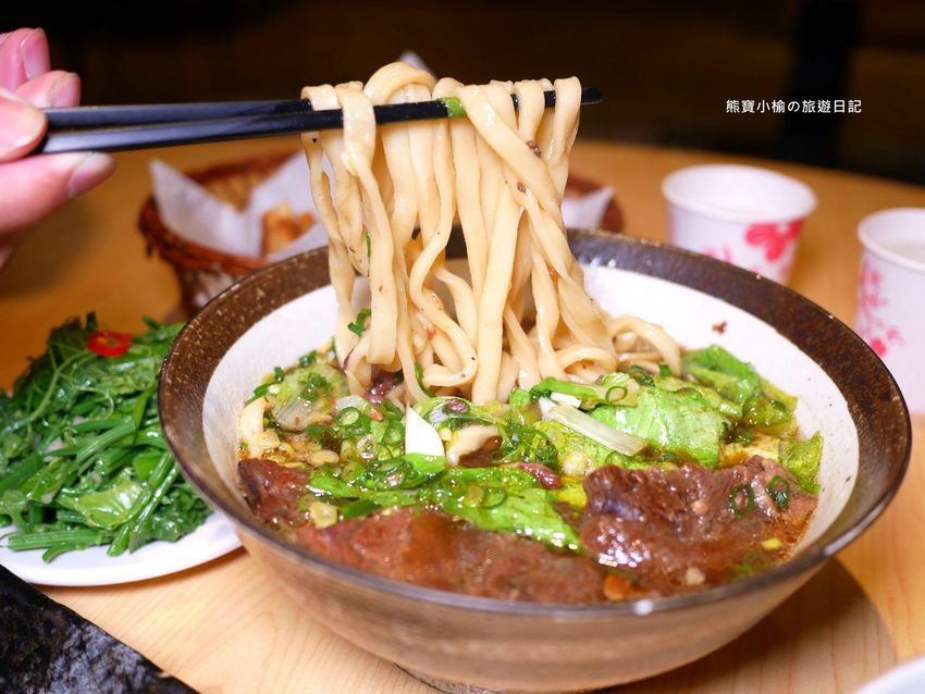 竹北光明一路東家製麵麵食館,新竹超平價牛肉麵只要135元起,還有手工現做蔥油餅、高麗菜水餃、韭菜水餃! 內文附詳細菜單。 @熊寶小榆の旅遊日記