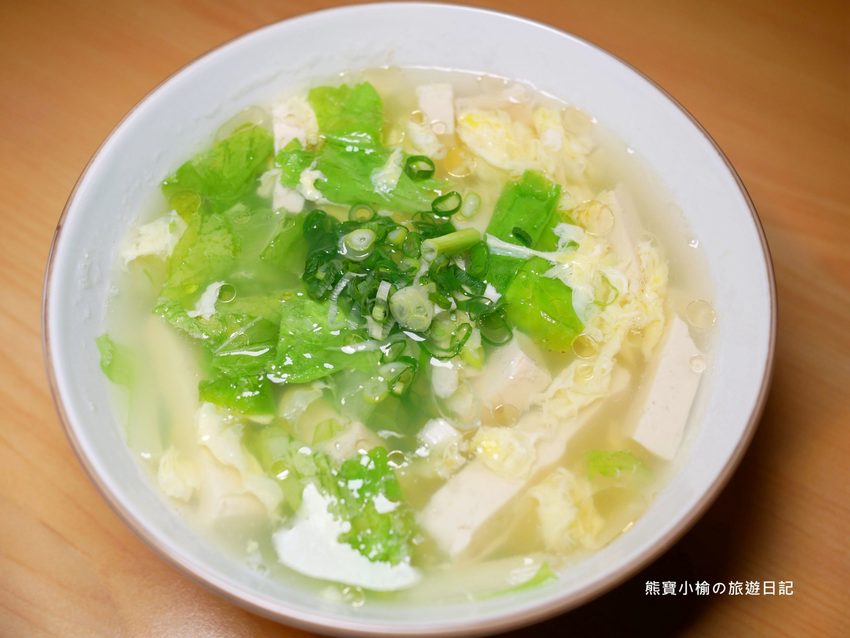 竹北光明一路東家製麵麵食館,新竹超平價牛肉麵只要135元起,還有手工現做蔥油餅、高麗菜水餃、韭菜水餃! 內文附詳細菜單。 @熊寶小榆の旅遊日記