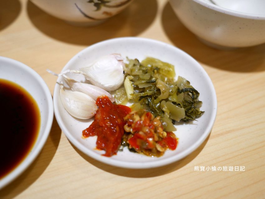 竹北光明一路東家製麵麵食館,新竹超平價牛肉麵只要135元起,還有手工現做蔥油餅、高麗菜水餃、韭菜水餃! 內文附詳細菜單。 @熊寶小榆の旅遊日記