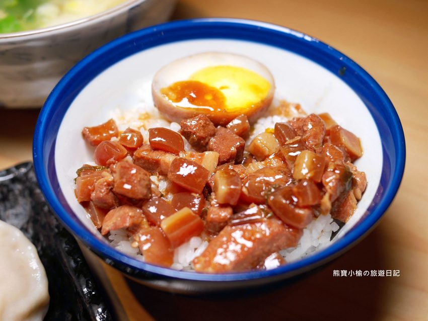 竹北光明一路東家製麵麵食館,新竹超平價牛肉麵只要135元起,還有手工現做蔥油餅、高麗菜水餃、韭菜水餃! 內文附詳細菜單。 @熊寶小榆の旅遊日記