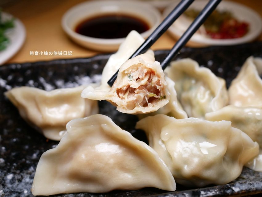 竹北光明一路東家製麵麵食館,新竹超平價牛肉麵只要135元起,還有手工現做蔥油餅、高麗菜水餃、韭菜水餃! 內文附詳細菜單。 @熊寶小榆の旅遊日記