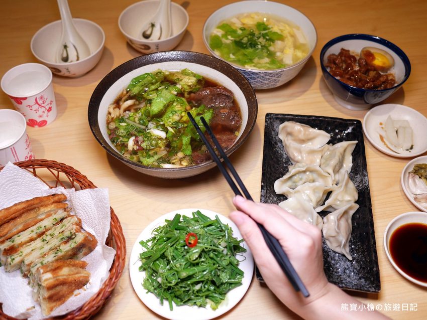 竹北光明一路東家製麵麵食館,新竹超平價牛肉麵只要135元起,還有手工現做蔥油餅、高麗菜水餃、韭菜水餃! 內文附詳細菜單。 @熊寶小榆の旅遊日記