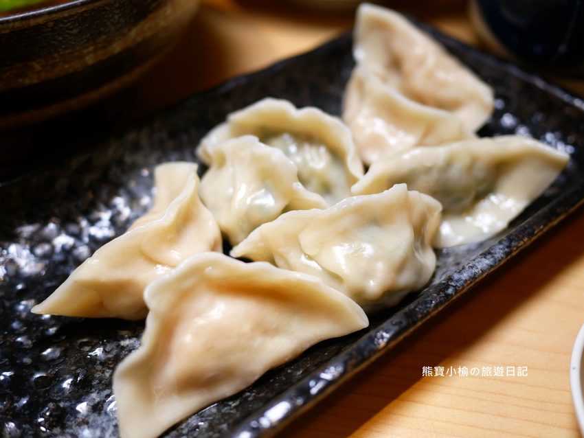 竹北光明一路東家製麵麵食館,新竹超平價牛肉麵只要135元起,還有手工現做蔥油餅、高麗菜水餃、韭菜水餃! 內文附詳細菜單。 @熊寶小榆の旅遊日記