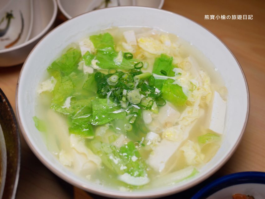 竹北光明一路東家製麵麵食館,新竹超平價牛肉麵只要135元起,還有手工現做蔥油餅、高麗菜水餃、韭菜水餃! 內文附詳細菜單。 @熊寶小榆の旅遊日記