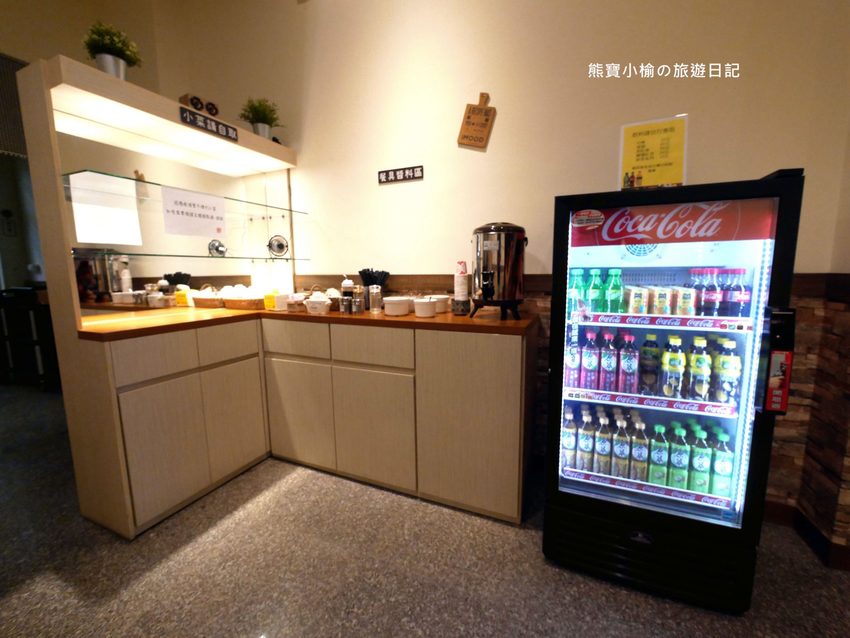 竹北光明一路東家製麵麵食館,新竹超平價牛肉麵只要135元起,還有手工現做蔥油餅、高麗菜水餃、韭菜水餃! 內文附詳細菜單。 @熊寶小榆の旅遊日記