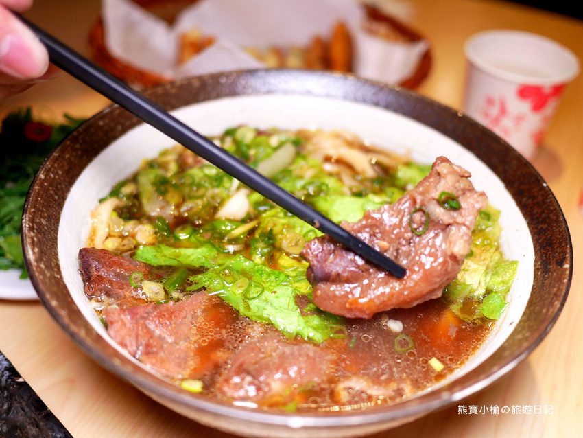 竹北光明一路東家製麵麵食館,新竹超平價牛肉麵只要135元起,還有手工現做蔥油餅、高麗菜水餃、韭菜水餃! 內文附詳細菜單。 @熊寶小榆の旅遊日記