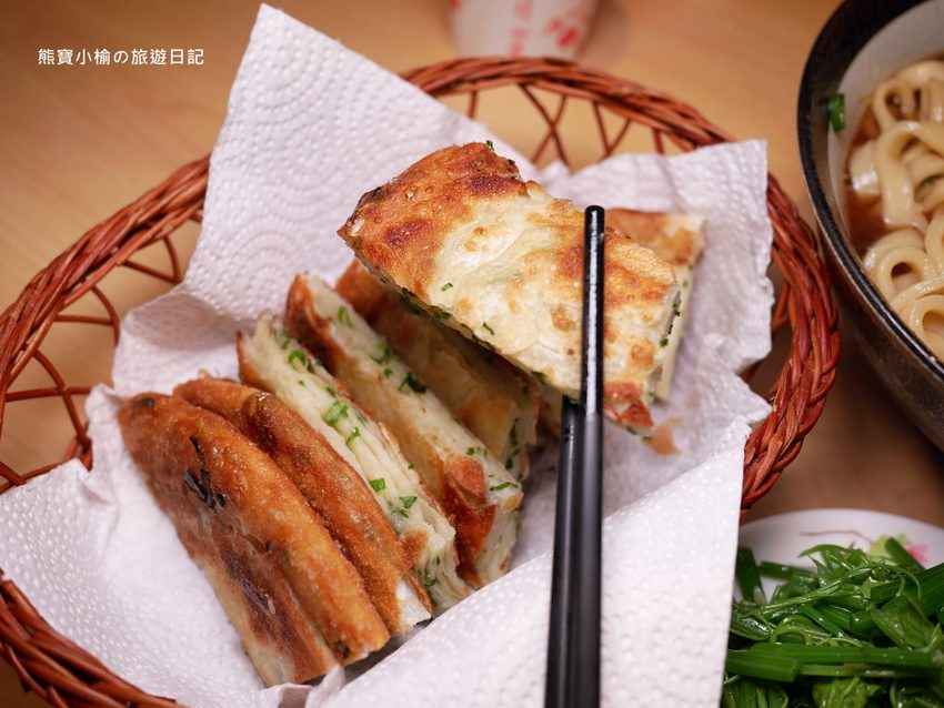 竹北光明一路東家製麵麵食館,新竹超平價牛肉麵只要135元起,還有手工現做蔥油餅、高麗菜水餃、韭菜水餃! 內文附詳細菜單。 @熊寶小榆の旅遊日記