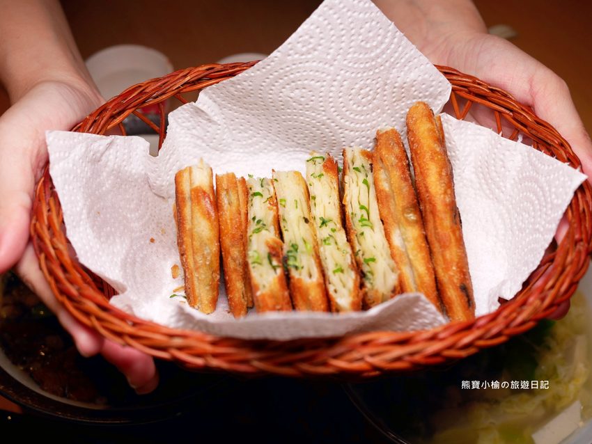 竹北光明一路東家製麵麵食館,新竹超平價牛肉麵只要135元起,還有手工現做蔥油餅、高麗菜水餃、韭菜水餃! 內文附詳細菜單。 @熊寶小榆の旅遊日記